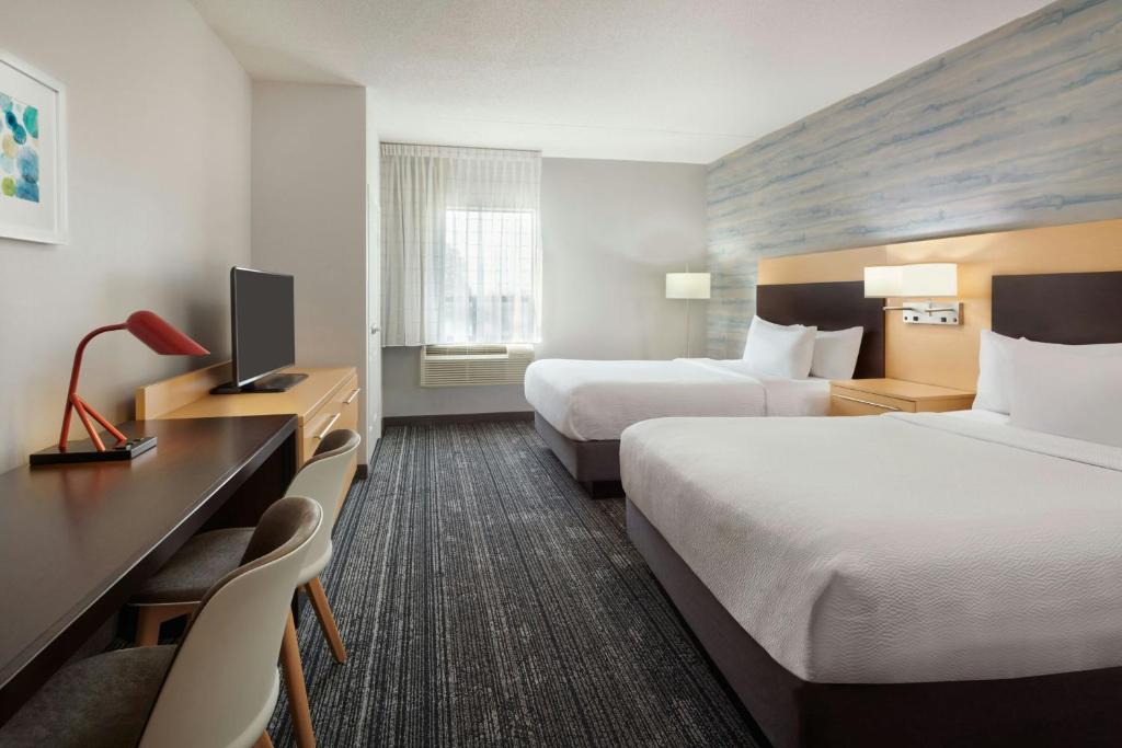 Postel nebo postele na pokoji v ubytování TownePlace Suites by Marriott London