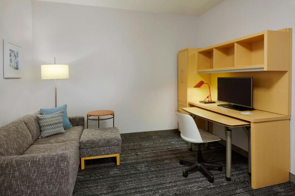 TV a/nebo společenská místnost v ubytování TownePlace Suites by Marriott London