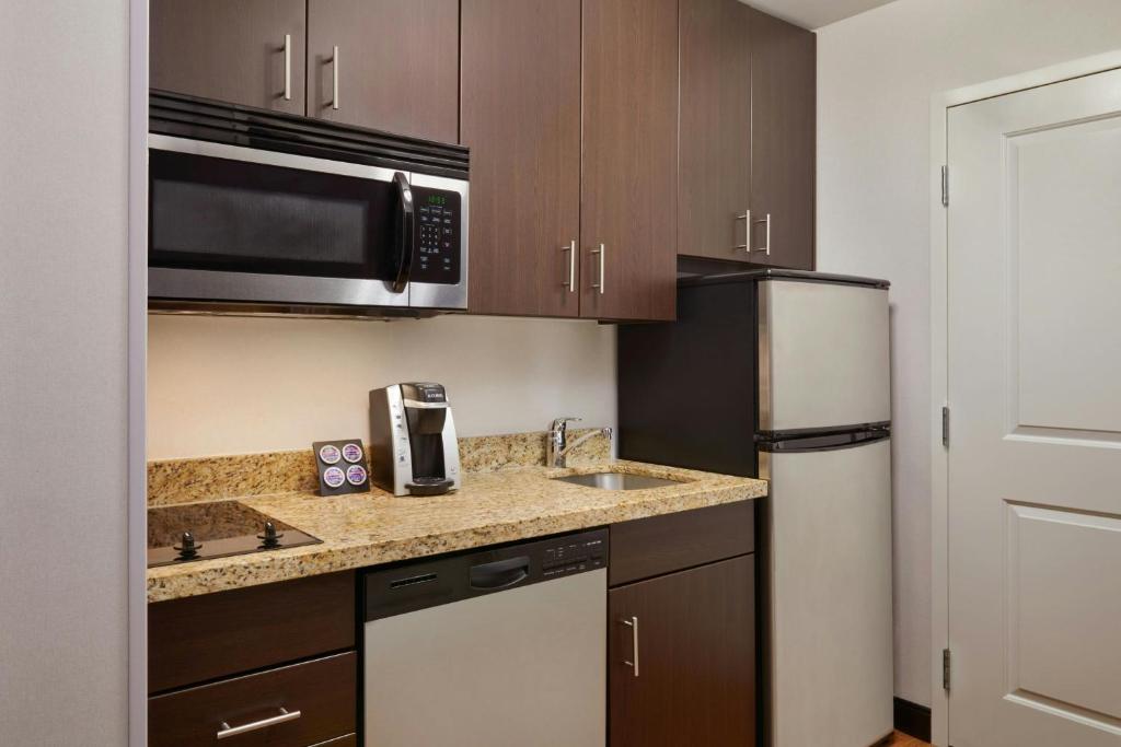 Kuchyň nebo kuchyňský kout v ubytování TownePlace Suites by Marriott London