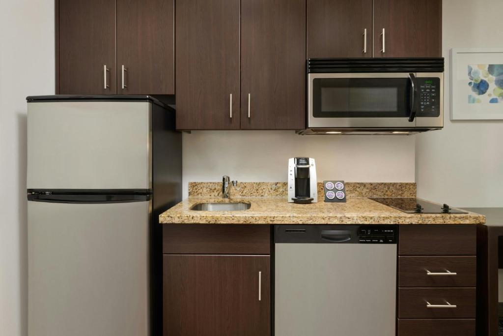 Kuchyň nebo kuchyňský kout v ubytování TownePlace Suites by Marriott London