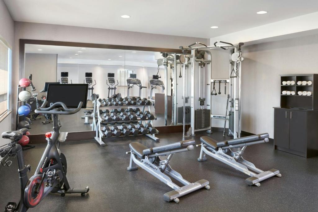Fitness centrum a/nebo fitness zařízení v ubytování TownePlace Suites by Marriott London
