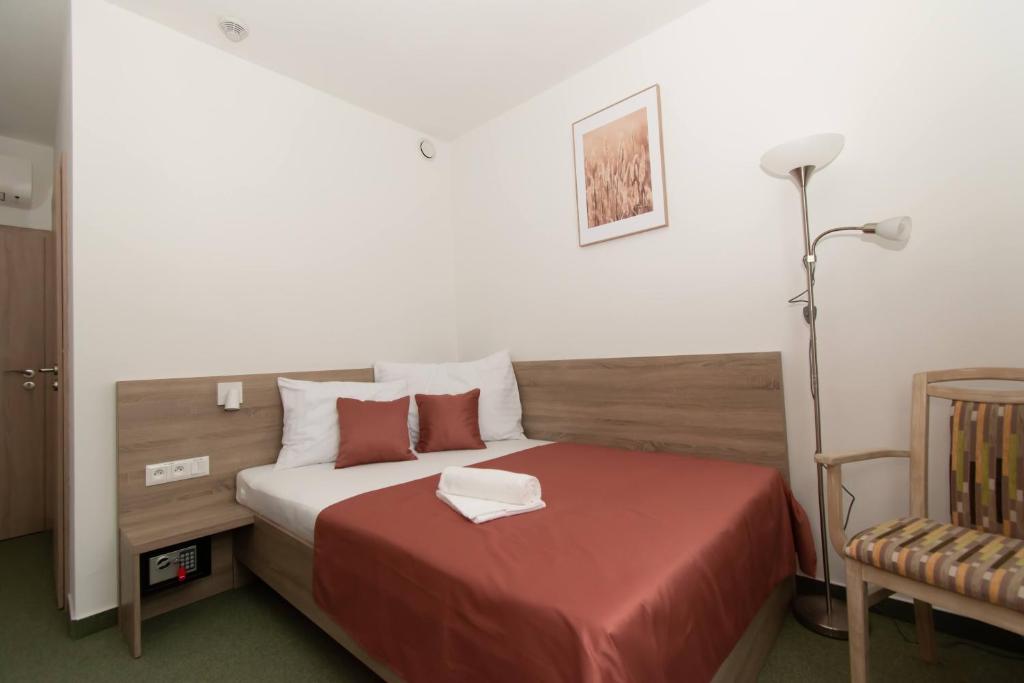 Postel nebo postele na pokoji v ubytování Solid Gold Garni Hotel