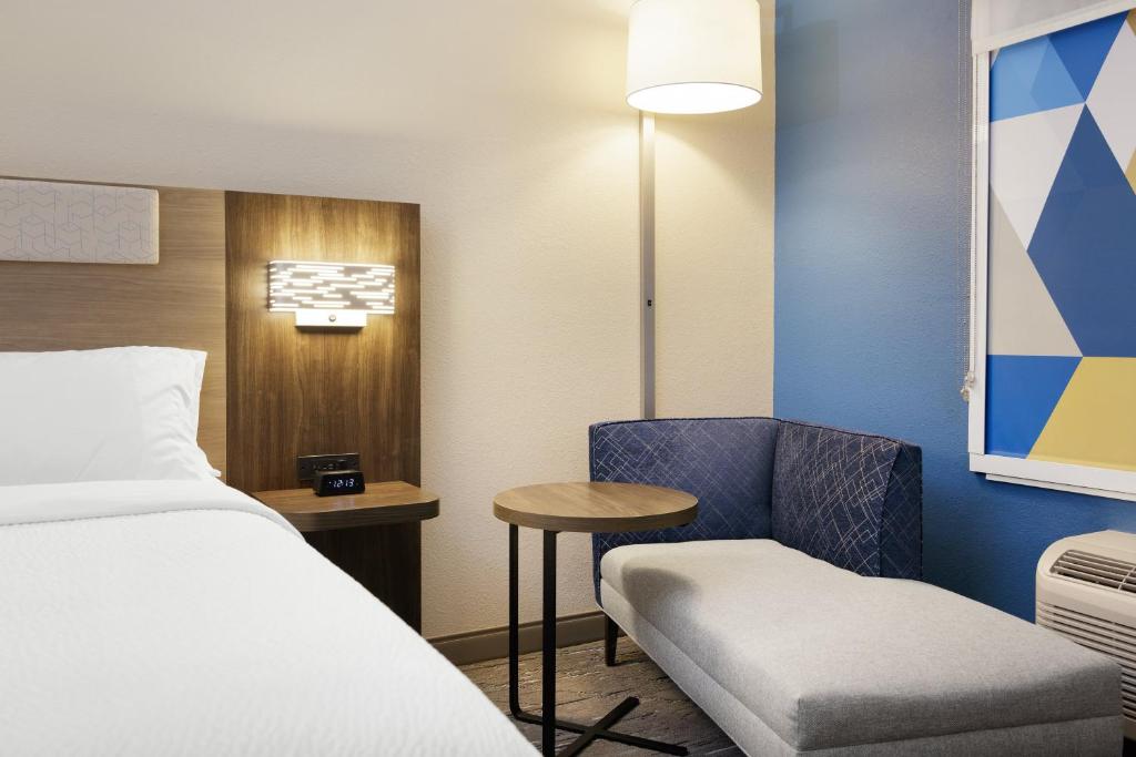 Postel nebo postele na pokoji v ubytování Holiday Inn Express Hotel & Suites Chehalis - Centralia by IHG