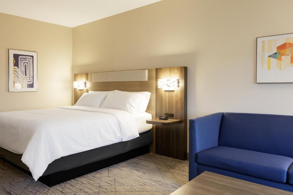 Postel nebo postele na pokoji v ubytování Holiday Inn Express Hotel & Suites Chehalis - Centralia by IHG