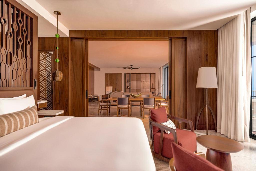 Postel nebo postele na pokoji v ubytování Nekajui, a Ritz-Carlton Reserve