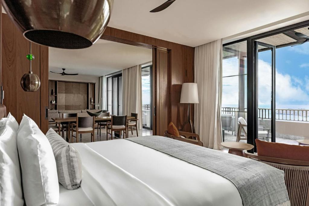 Postel nebo postele na pokoji v ubytování Nekajui, a Ritz-Carlton Reserve