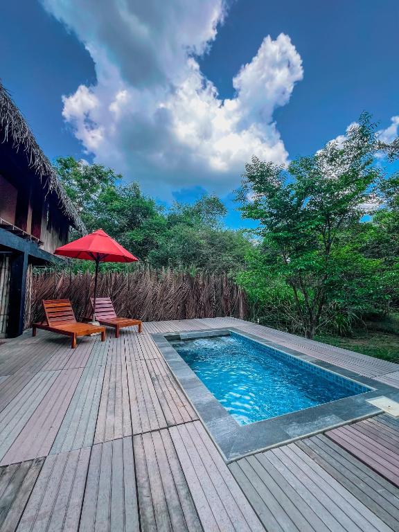 Bazén v ubytování Glamping Wilpattu by Thamaravila nebo v jeho okolí