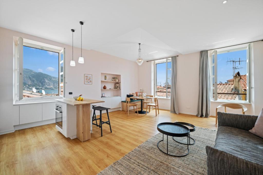 un salon avec un canapé et une table dans l'établissement Le Saint Michel,dernier étage, vieux Menton, zone piétonne, à Menton