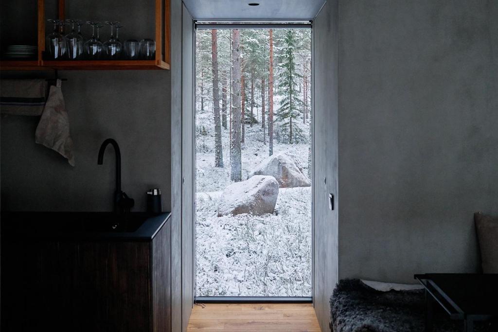 Coastal Forest Cabin in Sweden v zimě