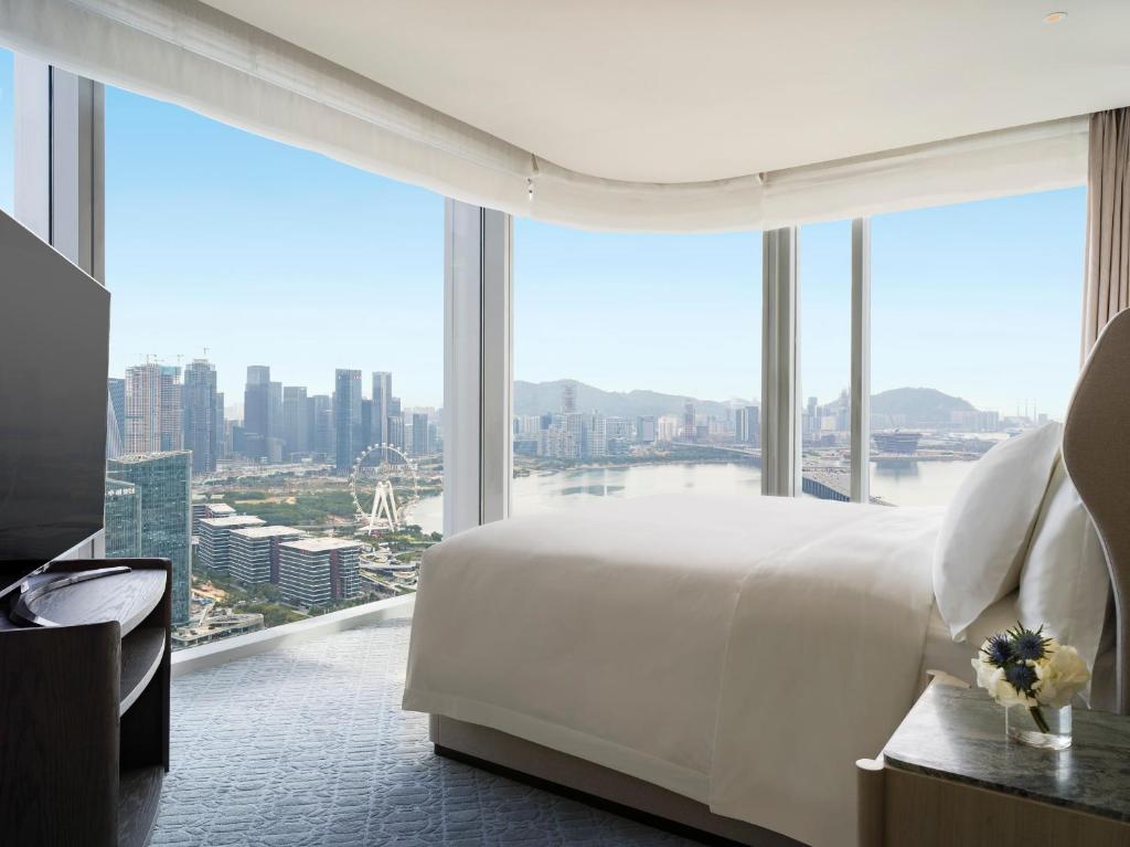 Postel nebo postele na pokoji v ubytování The St. Regis Shenzhen Bao'an