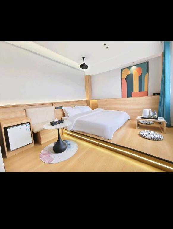 Ένα ή περισσότερα κρεβάτια σε δωμάτιο στο Orange Huaju Hotel