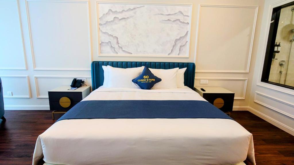 Postel nebo postele na pokoji v ubytování Cosmo Stars Hotel Bạc Liêu