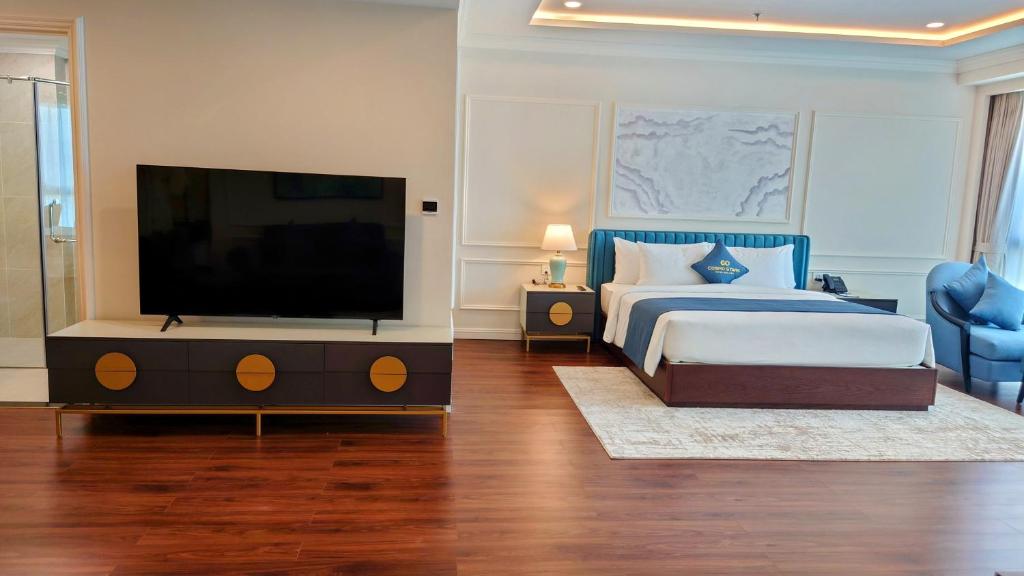 TV a/nebo společenská místnost v ubytování Cosmo Stars Hotel Bạc Liêu