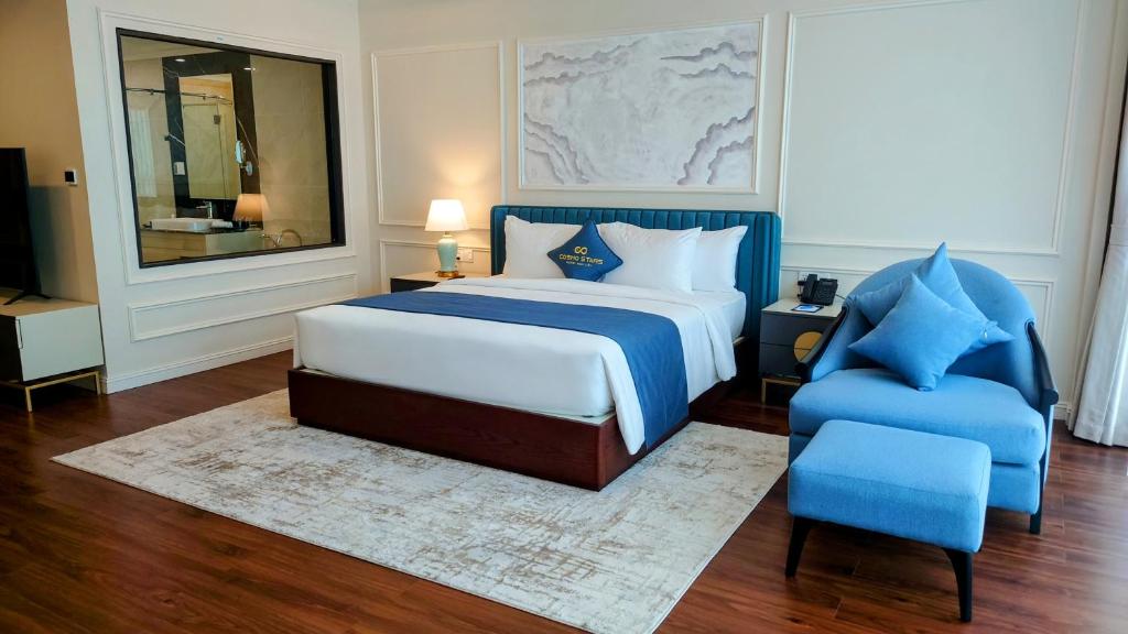 Postel nebo postele na pokoji v ubytování Cosmo Stars Hotel Bạc Liêu