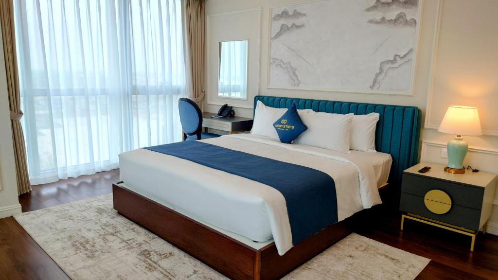 Postel nebo postele na pokoji v ubytování Cosmo Stars Hotel Bạc Liêu