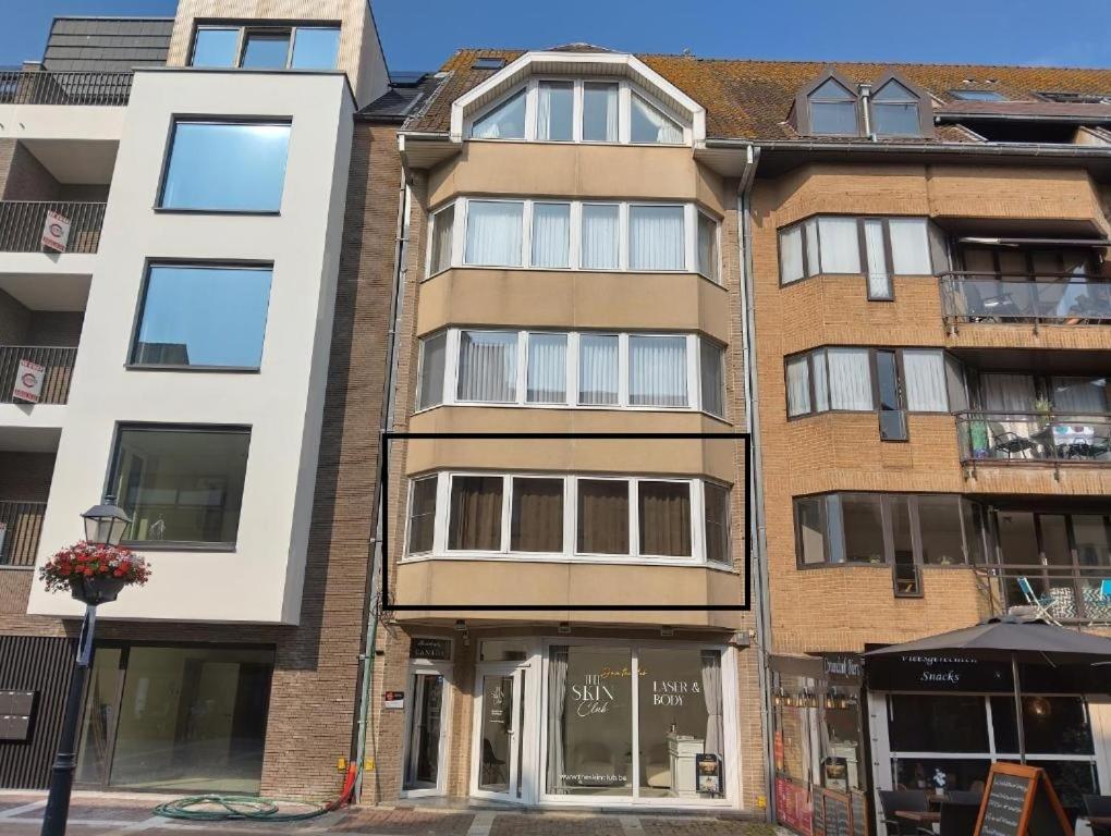 an apartment building on the corner of a street at Residentie Canada in Blankenberge