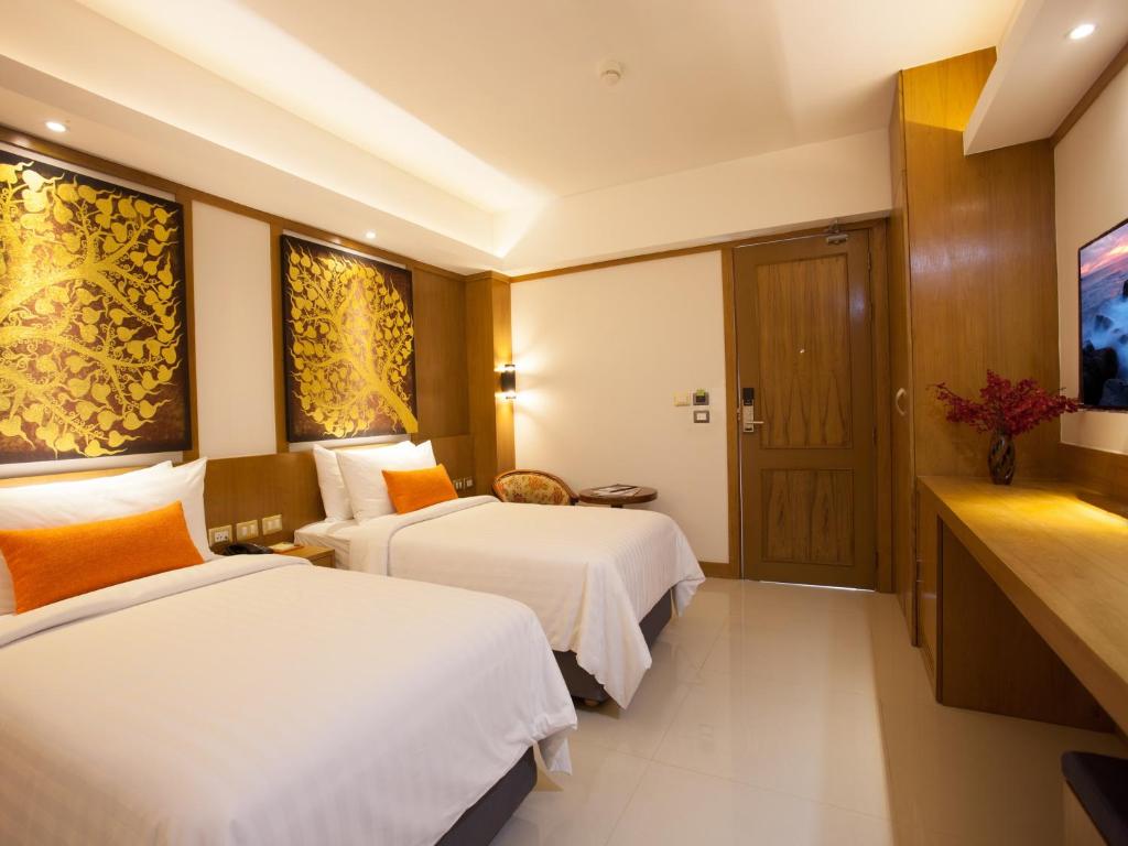 Postel nebo postele na pokoji v ubytování Chabana Kamala Hotel