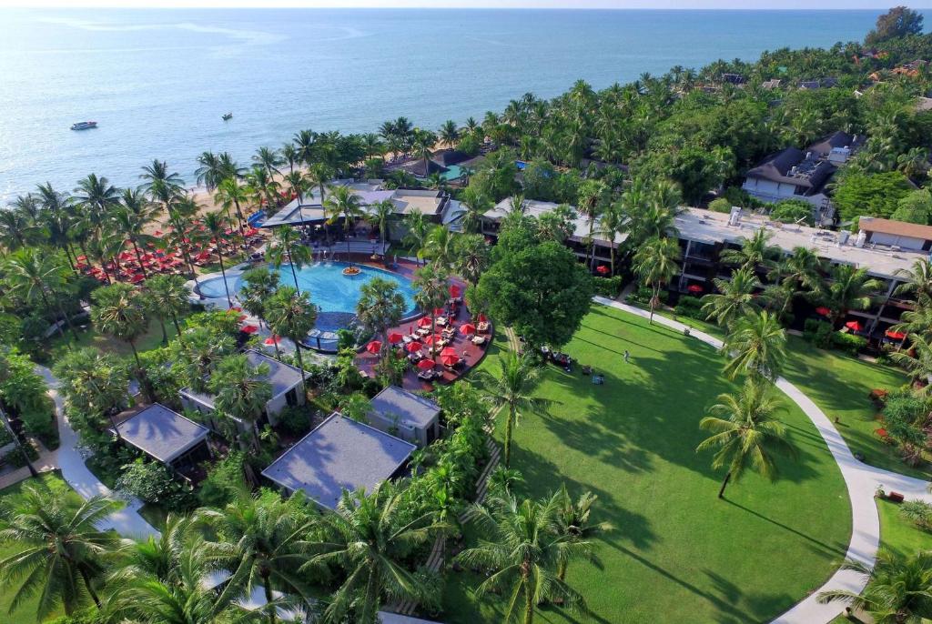 Bazén v ubytování Ramada Resort by Wyndham Khao Lak nebo v jeho okolí