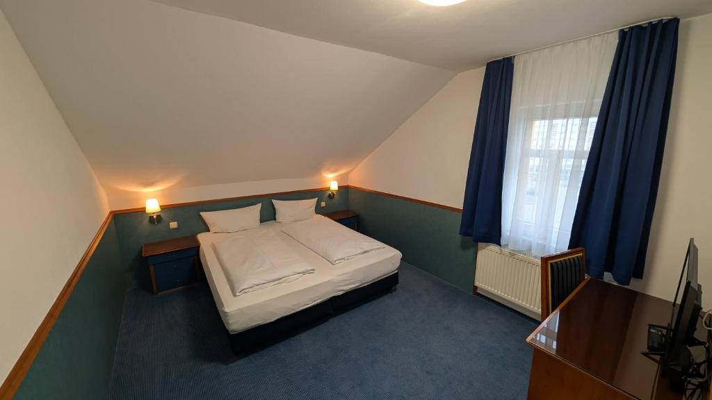 Postel nebo postele na pokoji v ubytování Hotel am Bayrischen Platz