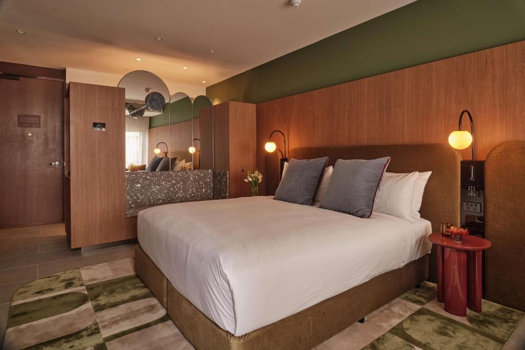 Postel nebo postele na pokoji v ubytování The EVE Hotel Sydney
