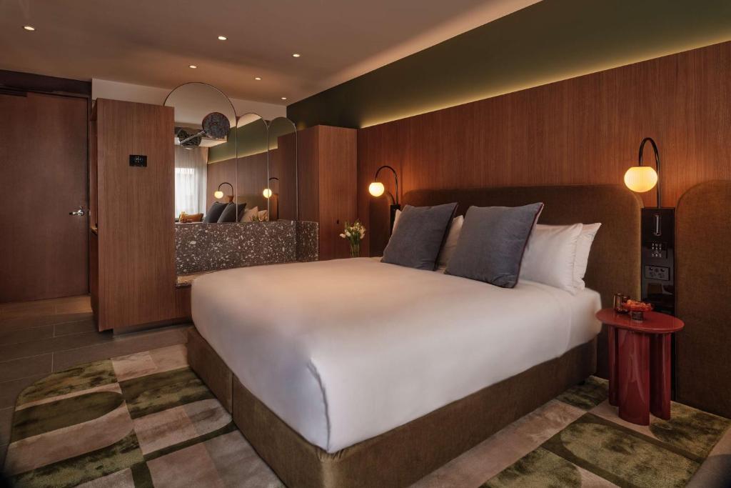 Postel nebo postele na pokoji v ubytování The EVE Hotel Sydney