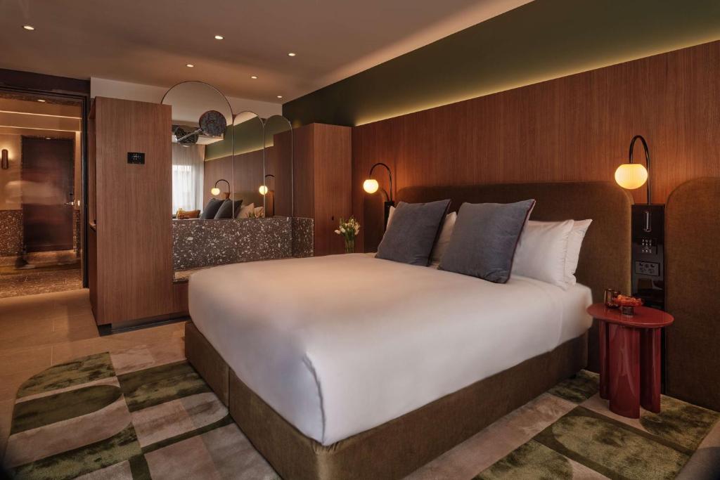 Postel nebo postele na pokoji v ubytování The EVE Hotel Sydney