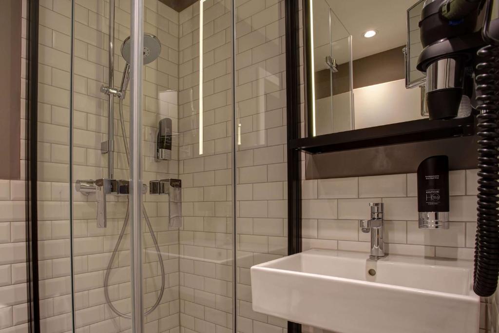 Vienna House Easy by Wyndham Hamburg City - Resim 35