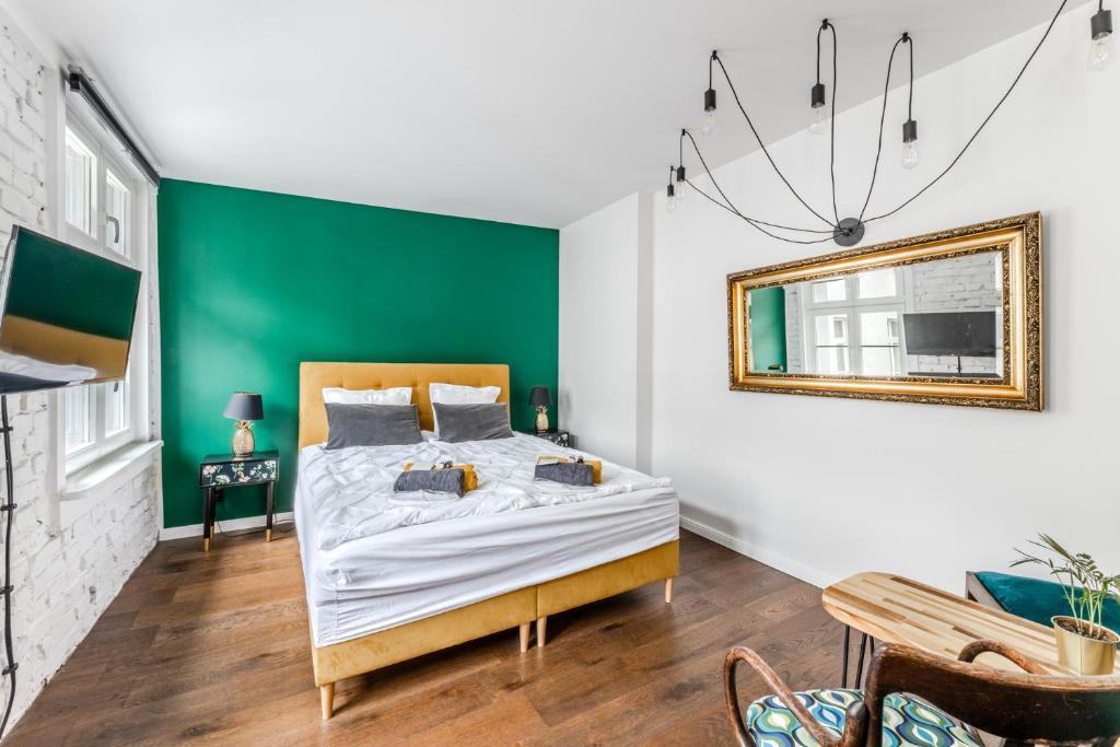 Cama o camas de una habitación en Green Door Mostowa