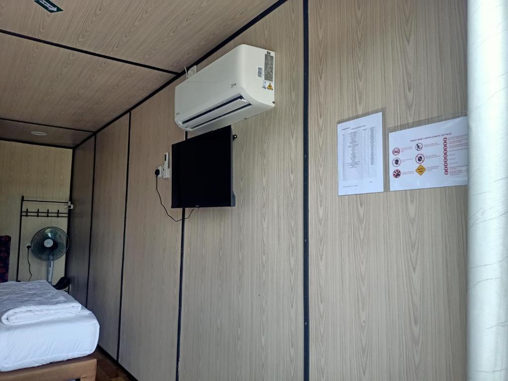 TV a/nebo společenská místnost v ubytování Chinta Chinta Cottage kabin 1