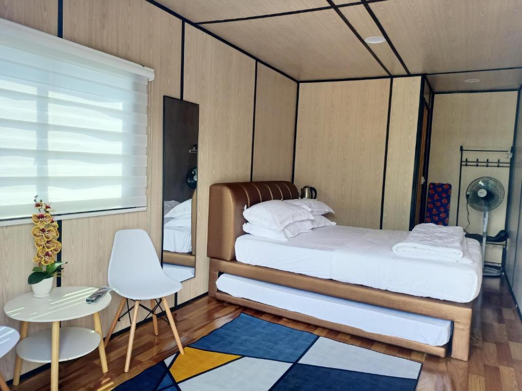 Postel nebo postele na pokoji v ubytování Chinta Chinta Cottage kabin 1