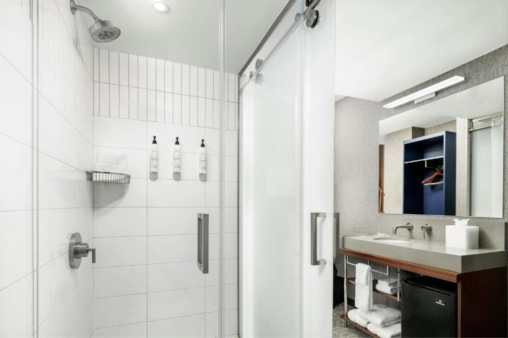 Koupelna v ubytování SpringHill Suites by Marriott New York Manhattan/Times Square South