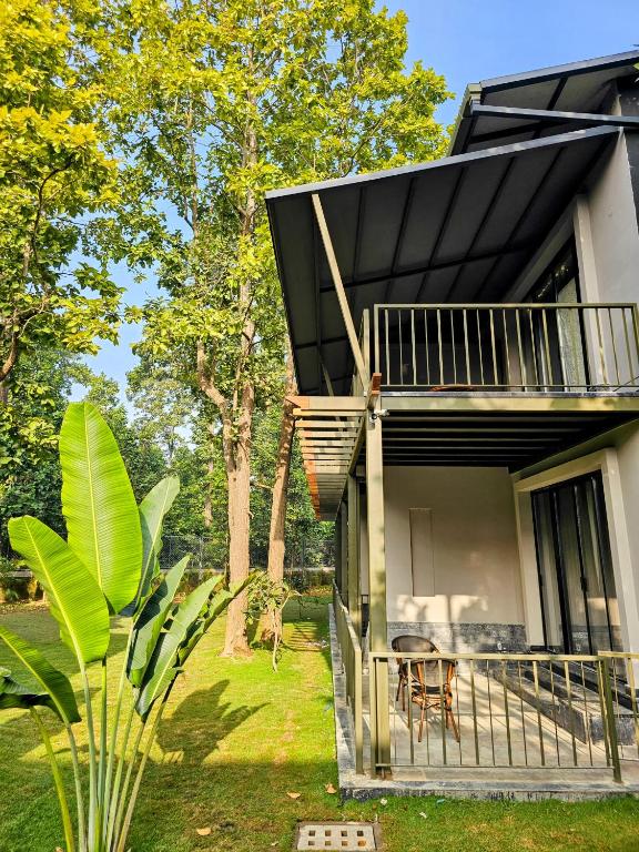Κήπος έξω από το Hotel Sonar Bangla Joypur Forest