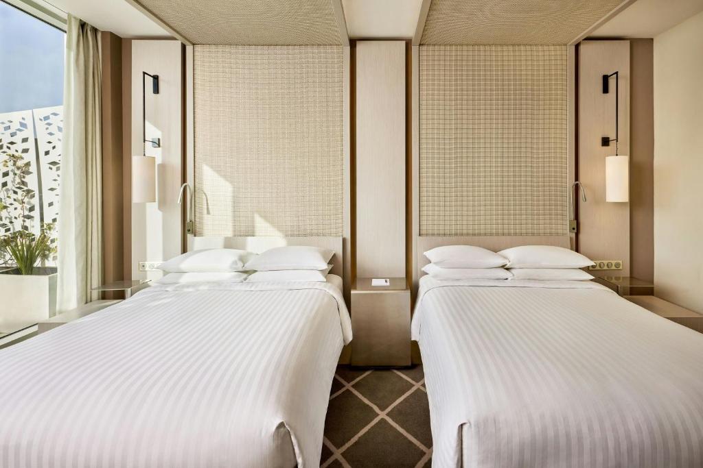 Postel nebo postele na pokoji v ubytování Rabat Marriott Hotel