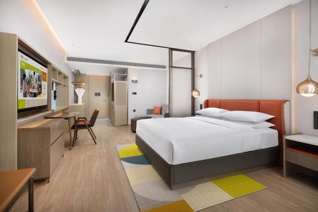 Cama ou camas em um quarto em Home2 Suite by Hilton Shenyang Yuhong