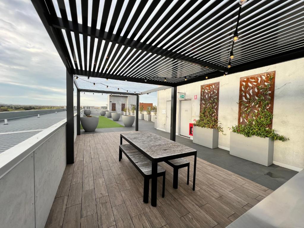 Embark Luxe 2BR 2Bath Apartment in Lynham 1 Secure Carpark Wifi Canberra的阳台或露台