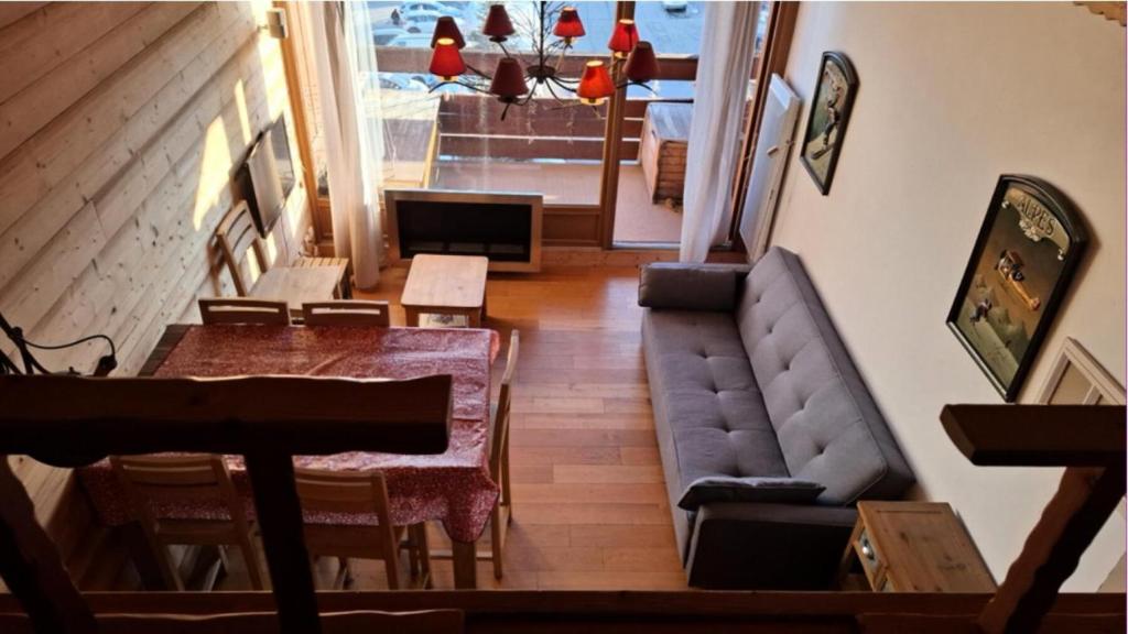un salon avec un canapé et une table dans l'établissement Résidence Karen - APPARTEMENT ALPE D'HUEZ COGNET-PIEDS DES PISTES MAE-8911, à Huez