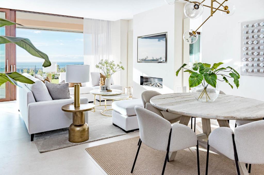 a living room with a table and chairs at LO- Los Olivos Benahavis by Roomservices in Benahavís