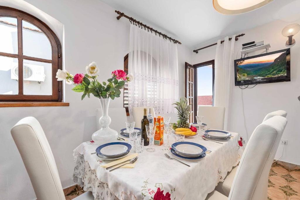 Televízia a/alebo spoločenská miestnosť v ubytovaní Family Apartments Barbarella