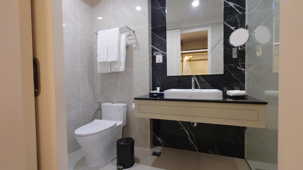 Koupelna v ubytování Cosmo Stars Hotel Bạc Liêu