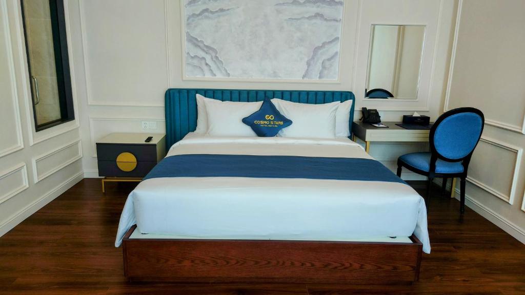 Postel nebo postele na pokoji v ubytování Cosmo Stars Hotel Bạc Liêu