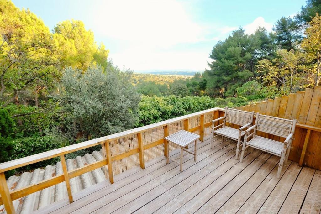 d'une terrasse avec deux chaises et un banc. dans l'établissement L'Observateur, à Aix-en-Provence