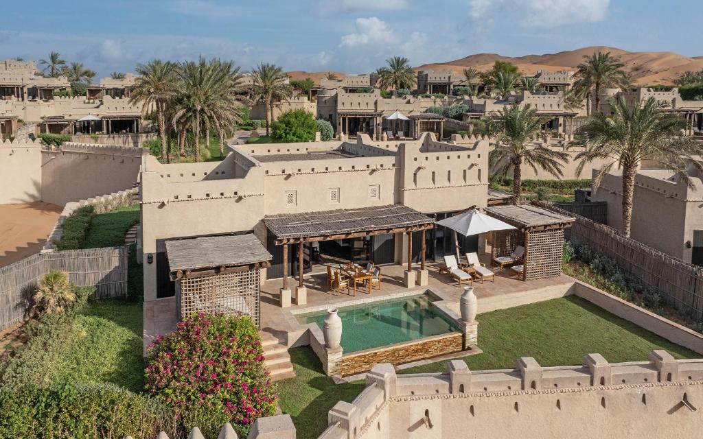 Bazén v ubytování Anantara Qasr al Sarab Desert Resort nebo v jeho okolí