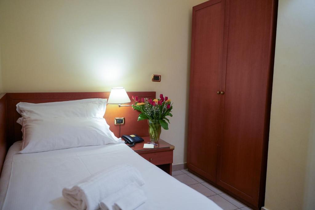 Postel nebo postele na pokoji v ubytování Hotel Adria