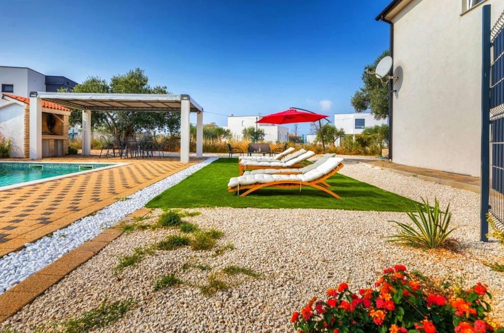 Bazén v ubytování Villa Sunshine - Private Heated Pool & Sport Fields nebo v jeho okolí