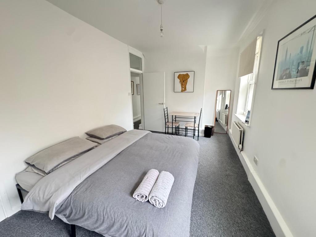 Postel nebo postele na pokoji v ubytování Beautiful Large Room in Central London