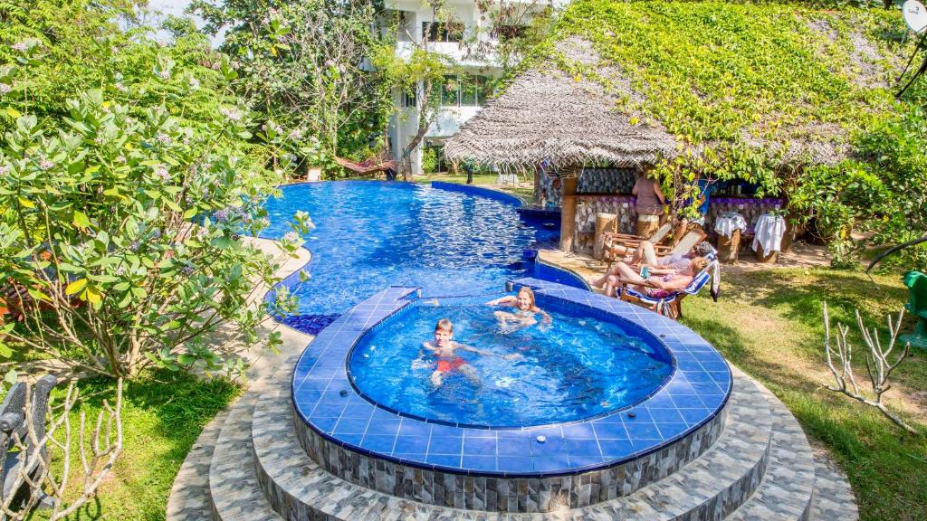 Bazén v ubytování Sundaras Family Suites nebo v jeho okolí