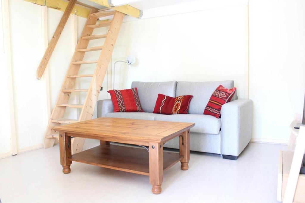 un salon avec un canapé et une table basse en bois dans l'établissement Appt Studio mezza LA ROCHELLE - LR180-291, à La Rochelle