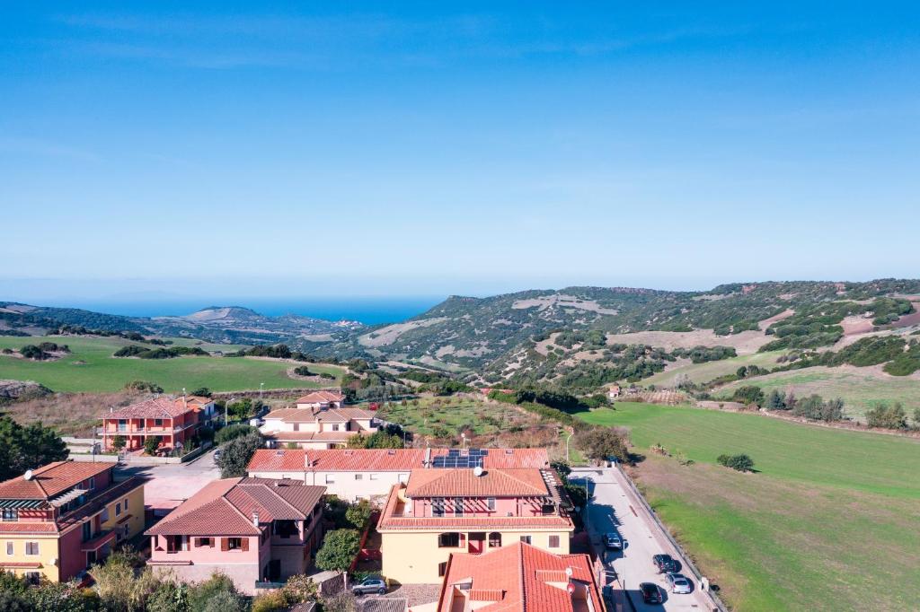 an aerial view of a village with houses and the ocean at Tiria, apartamento 2 habitaciones in Tergu