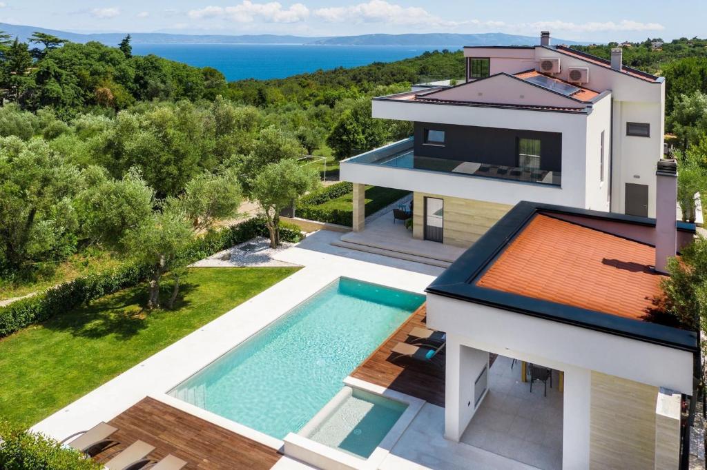 Bazén v ubytovaní Luxurious Villa Laurea near Labin with Pool, Sauna & Sea View alebo v jeho blízkosti