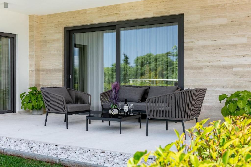 Posedenie v ubytovaní Luxurious Villa Laurea near Labin with Pool, Sauna & Sea View
